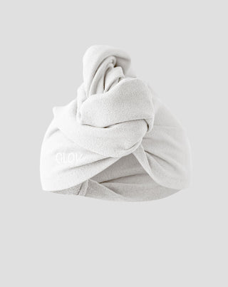 Een witte haarturban die de droogtijd verkort voor alle haartypes Hair Wrap van Glov - 1