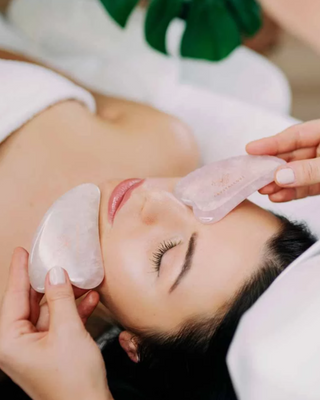Gua sha gezichtsmassageplaatje van rozenkwarts, de steen van de liefde, genaamd Crystallove - 2