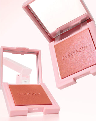 Be Yours gezichtsblush in een koperroze tint van Everybody London - 2