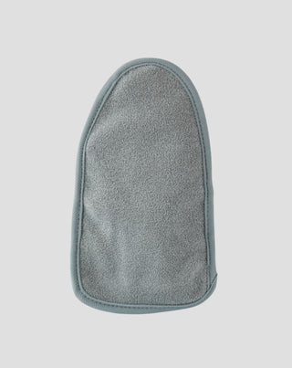 Een herbruikbare handschoen voor het reinigen en scrubben van het lichaam, die cellulitis vermindert, genaamd Skin Smoothing Grey Glov - 2