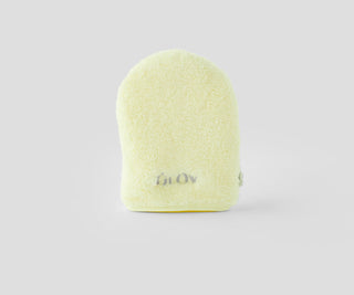 Een herbruikbare make-up en gezichtsreinigingshandschoen voor onderweg, genaamd On-The-Go Ivory Glov - 1