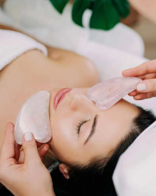 Gua sha gezichtsmassageplaatje van rozenkwarts, de steen van de liefde, genaamd Crystallove - 2