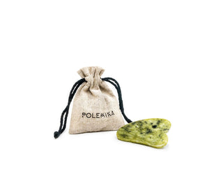 Jade Gua Sha-plaat in een katoenen zakje van gerecycled materiaal van Polemika - 1