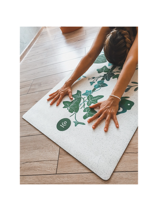 Een rubberen yogamat voor yoga en oefeningen, genaamd Veganika Day Moonholi
