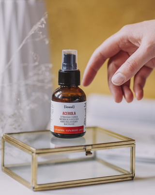 Citrusachtige gezichtstoner met natuurlijke AHA-zuren, oliën en niacinamide van Acerola Iossi