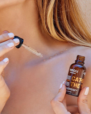 Heldere bronzing druppels voor gezicht en decolleté Vang de zon Veoli Botanica - 2