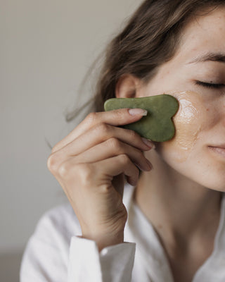 Jade Gua Sha-plaat in een katoenen zakje van gerecycled materiaal van Polemika - 2
