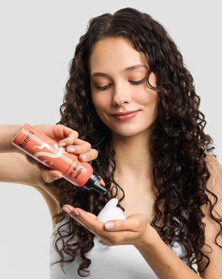 Wave me up Twisty krulfixerende mousse voor krullend haar zonder het te verzwaren - 2