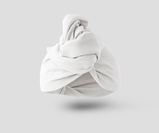 Een witte haarturban die de droogtijd verkort voor alle haartypes Hair Wrap van Glov - 1