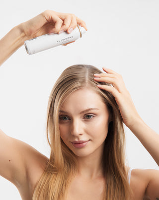 Een droogshampoo van Nutridome voor alle haartypes die de frisheid herstelt en volume toevoegt_2 - 2