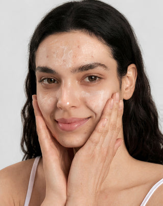 Gezichtspeeling voor de acnegevoelige huid met niacinamide, panthenol, BHA en microkorrels Anti-Acne Orphica