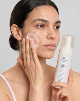 Reinigend schuim voor de gevoelige en acne-gevoelige huid met betaine, panthenol en allantoïne Cleansing Orphica Clinic 150 ml